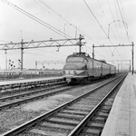 155012 Afbeelding van een electrisch treinstel mat. 1954 (plan Q) langs het noodperron van het N.S.-station Rotterdam ...